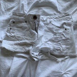 White denim American Eagle shorts